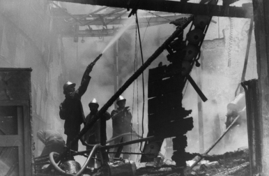 Cuatro bomberos sofocan las llamas en el escenario del Gayarre el 21 de noviembre de 1968