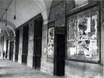 Soportales del Teatro Gayarre en la Plaza del Castillo hacia 1920