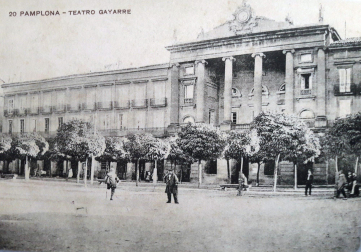 Fachada del antiguo teatro Gayarre en 1905, cuando estaba en la plaza del Castillo, entre el palacio de la Diputación y la casa del Crédito Navarro.