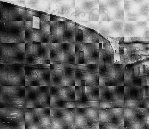 La vieja plaza de toros de Pamplona, a la izquierda, pegada a la trasera del antiguo Teatro Gayarre y la calle Duque de Ahumada.