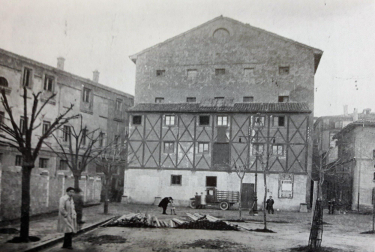 Parte trasera del antiguo Teatro Gayarre, que hasta 1921 daba a la vieja plaza de toros y tras el derribo de ésta, a la avenida de Carlos III.