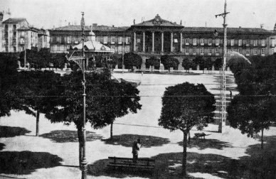 La Plaza del Castillo con el Teatro Gayarre al fondo, donde actualmente está la avenida de Carlos III (1923).