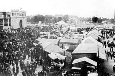 En 1924 el recinto ferial se instaló por primera vez allí, junto a la plaza de toros inaugurada dos años antes.Las casetas ocupan el espacio donde hoy está el Teatro Gayarre.
