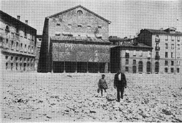 Las traseras del viejo Teatro Gayarre y del Crédito Navarro. A la izquierda, la Diputación.