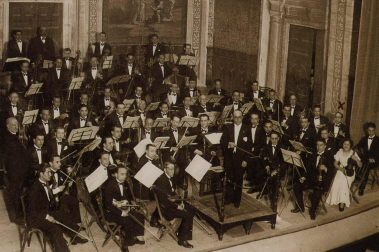 La Orquesta Santa Cecilia, con su director Joaquín Gasca, en el Teatro Gayarre en 1933.