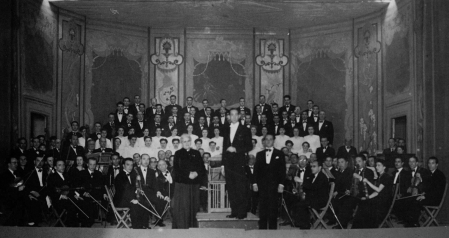 La Orquesta de Santa Cecilia con el Orfeón Julián Gayarre y el director Luis Morondo, en un concierto en 1957 en el Teatro Gayarre