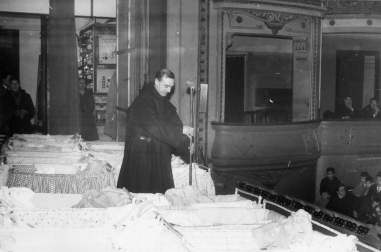 Reparto de cunas de la Institución Cunas en el Teatro Gayarre en 1961