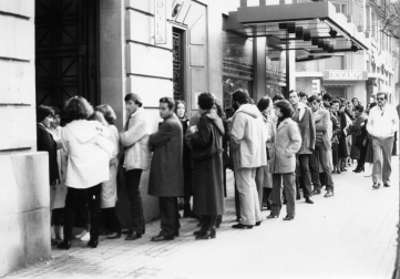 Filas en el exterior del Teatro Gayarre