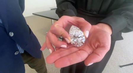 Christie's  subastará este impresionante diamante blanco en forma de lágrima,  de 228,31 quilates, cuyo precio de venta podría llegar a alcanzar los 30 millones de dólares.