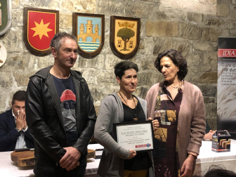 Maite Torres Martínez recibe el diploma a la mejor quesería por la suya en Iurreta (Bizkaia)