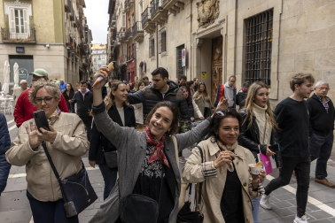Numeroso público arropó a Eguzki Txaranga y Jarauta69 en su transitar por las calles del centro de Pamplona