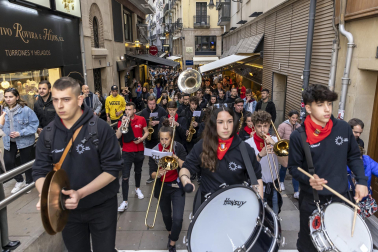 Numeroso público arropó a Eguzki Txaranga y Jarauta69 en su transitar por las calles del centro de Pamplona