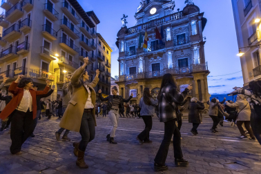 Numeroso público arropó a Eguzki Txaranga y Jarauta69 en su transitar por las calles del centro de Pamplona
