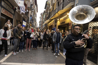 Numeroso público arropó a Eguzki Txaranga y Jarauta69 en su transitar por las calles del centro de Pamplona