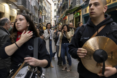 Numeroso público arropó a Eguzki Txaranga y Jarauta69 en su transitar por las calles del centro de Pamplona