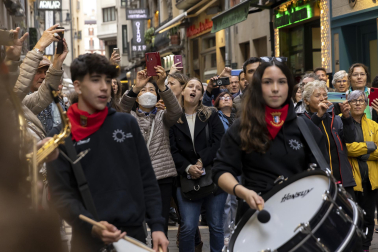 Numeroso público arropó a Eguzki Txaranga y Jarauta69 en su transitar por las calles del centro de Pamplona