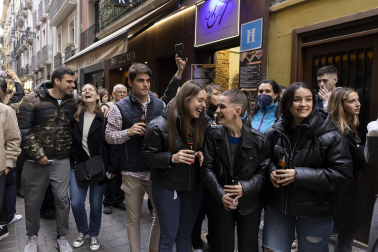 Numeroso público arropó a Eguzki Txaranga y Jarauta69 en su transitar por las calles del centro de Pamplona
