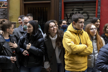Numeroso público arropó a Eguzki Txaranga y Jarauta69 en su transitar por las calles del centro de Pamplona