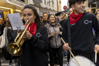 Numeroso público arropó a Eguzki Txaranga y Jarauta69 en su transitar por las calles del centro de Pamplona