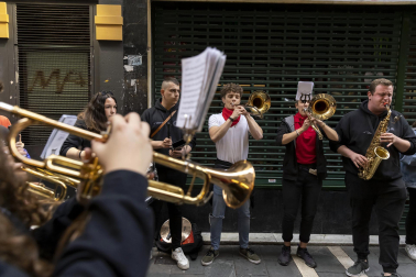 Numeroso público arropó a Eguzki Txaranga y Jarauta69 en su transitar por las calles del centro de Pamplona