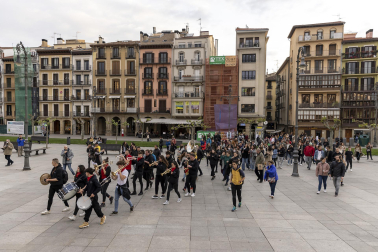 Numeroso público arropó a Eguzki Txaranga y Jarauta69 en su transitar por las calles del centro de Pamplona