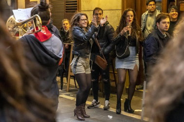 Numeroso público arropó a Eguzki Txaranga y Jarauta69 en su transitar por las calles del centro de Pamplona