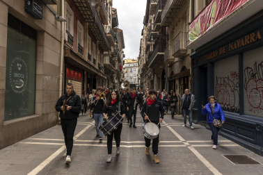 Numeroso público arropó a Eguzki Txaranga y Jarauta69 en su transitar por las calles del centro de Pamplona