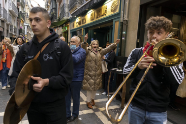 Numeroso público arropó a Eguzki Txaranga y Jarauta69 en su transitar por las calles del centro de Pamplona