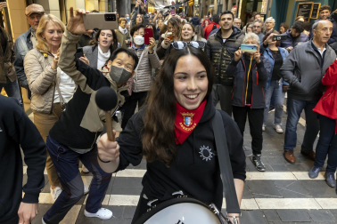 Numeroso público arropó a Eguzki Txaranga y Jarauta69 en su transitar por las calles del centro de Pamplona