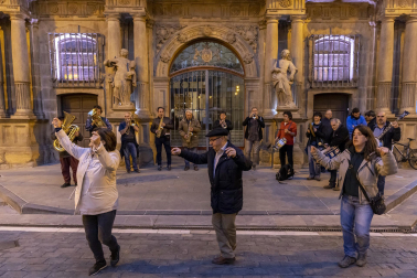Numeroso público arropó a Eguzki Txaranga y Jarauta69 en su transitar por las calles del centro de Pamplona
