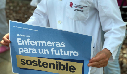 Enfermeras y enfermeros de Navarra han salido este jueves a la calle, con motivo del Día Internacional de la Enfermera, para mostrar de "manera unida y participativa que, ahora y siempre, son un valor seguro para garantizar la salud y calidad de vida del conjunto de la sociedad, por lo que hay que invertir más en su desarrollo profesional y laboral".