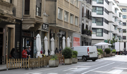 A raíz de la pandemia, el Ayuntamiento eliminó plazas de aparcamiento de la calle Amaya para ganar espacio al peatón. Actualmente hay tres terrazas ocupando parte de la calzada, con vallas de madera. El área de Seguridad Ciudadana ha planteado a estos hosteleros que mejoren el aspecto del espacio, con elementos más acordes a la ordenanza