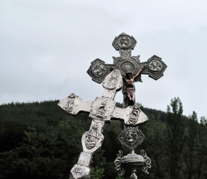 Saludo de la cruz de Adoáin a la de Elcoaz en Santa Fe de Epároz.