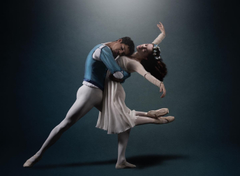 Eukene Sagüés, en brazos del bailarín Liam Redhead durante una escena del ballet Romeo y Julieta.