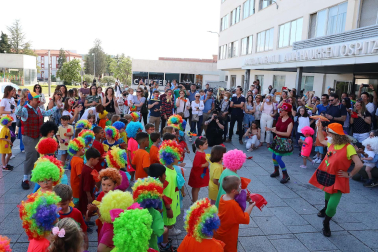 Bomberos de Navarra y escolares del Colegio Sagrado Corazón visitan a  niños hospitalizados en el edificio de maternidad