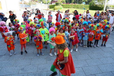 Bomberos de Navarra y escolares del Colegio Sagrado Corazón visitan a  niños hospitalizados en el edificio de maternidad