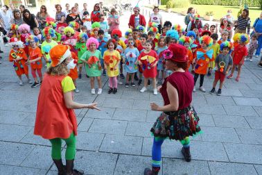 Bomberos de Navarra y escolares del Colegio Sagrado Corazón visitan a  niños hospitalizados en el edificio de maternidad