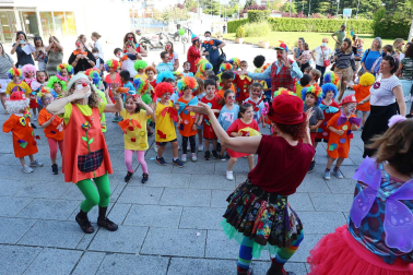 Bomberos de Navarra y escolares del Colegio Sagrado Corazón visitan a  niños hospitalizados en el edificio de maternidad