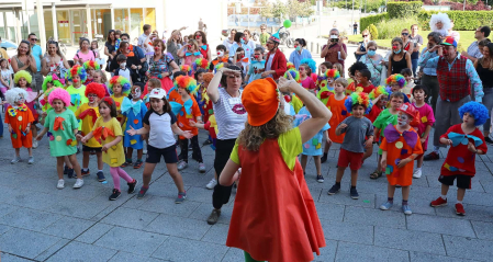 Bomberos de Navarra y escolares del Colegio Sagrado Corazón visitan a  niños hospitalizados en el edificio de maternidad