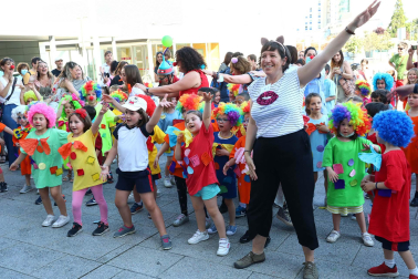 Bomberos de Navarra y escolares del Colegio Sagrado Corazón visitan a  niños hospitalizados en el edificio de maternidad