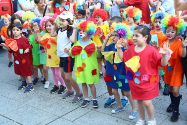 Bomberos de Navarra y escolares del Colegio Sagrado Corazón visitan a  niños hospitalizados en el edificio de maternidad