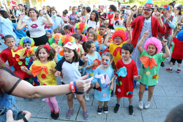 Bomberos de Navarra y escolares del Colegio Sagrado Corazón visitan a  niños hospitalizados en el edificio de maternidad