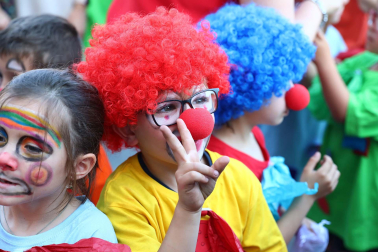 Bomberos de Navarra y escolares del Colegio Sagrado Corazón visitan a  niños hospitalizados en el edificio de maternidad