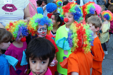 Bomberos de Navarra y escolares del Colegio Sagrado Corazón visitan a  niños hospitalizados en el edificio de maternidad