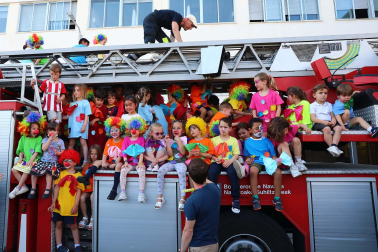 Bomberos de Navarra y escolares del Colegio Sagrado Corazón visitan a  niños hospitalizados en el edificio de maternidad