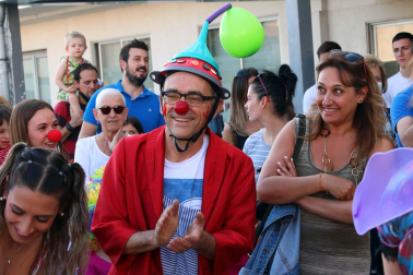 Bomberos de Navarra y escolares del Colegio Sagrado Corazón visitan a  niños hospitalizados en el edificio de maternidad