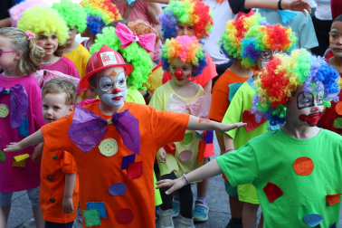 Bomberos de Navarra y escolares del Colegio Sagrado Corazón visitan a  niños hospitalizados en el edificio de maternidad