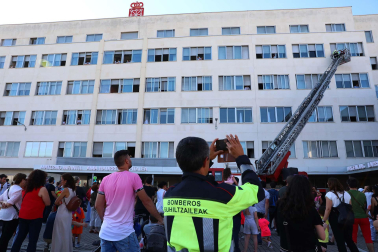 Bomberos de Navarra y escolares del Colegio Sagrado Corazón visitan a  niños hospitalizados en el edificio de maternidad