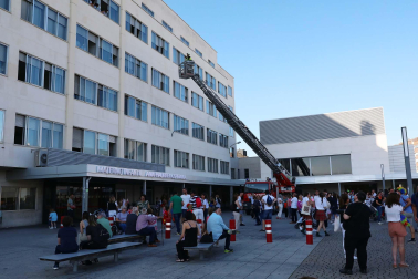 Bomberos de Navarra y escolares del Colegio Sagrado Corazón visitan a  niños hospitalizados en el edificio de maternidad