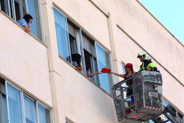 Bomberos de Navarra y escolares del Colegio Sagrado Corazón visitan a  niños hospitalizados en el edificio de maternidad